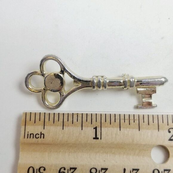 Vintage Silver Tone Skeleton Key Shape Brooch, Antique Style Lapel Pin, Estate - Picture 3 of 5